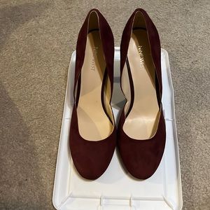 NEVER BEEN WORN!! Nine West maroon suede heels, size 10